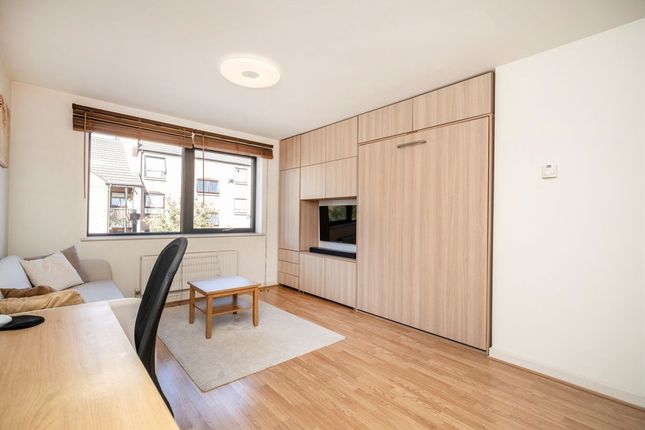 Flat 4, 70, Ferry Street, London photo 4