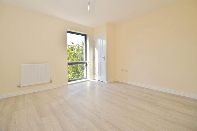 Flat 17, Fulmar House, Brand Avenue, Uxbridge photo 4