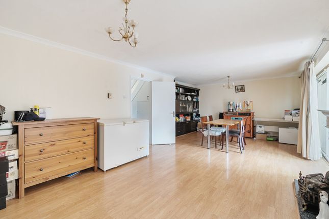 2, Kingswood Close, New Malden photo 2