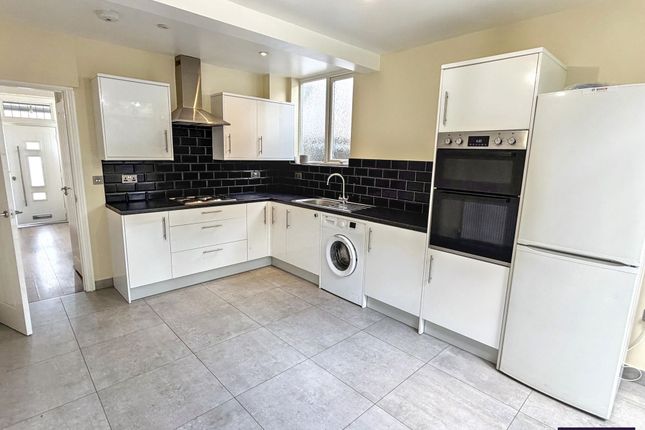 16 The Rise, Edgware photo 3