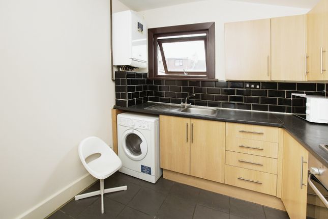Flat to rent in Creighton Avenue, London