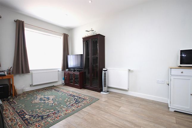 Flat 4 Norbury House, Thornton Close, Leatherhead photo 4