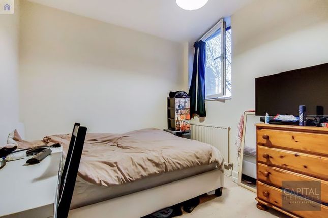 Flat to rent in Bridgeport Place, Wapping, London