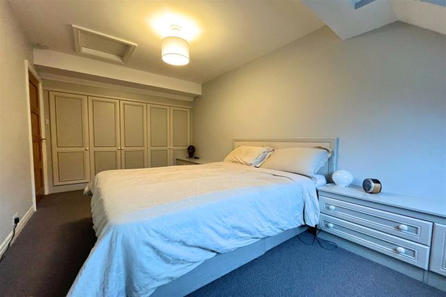 Flat for sale in Oakleigh Mews, The Avenue, Sale