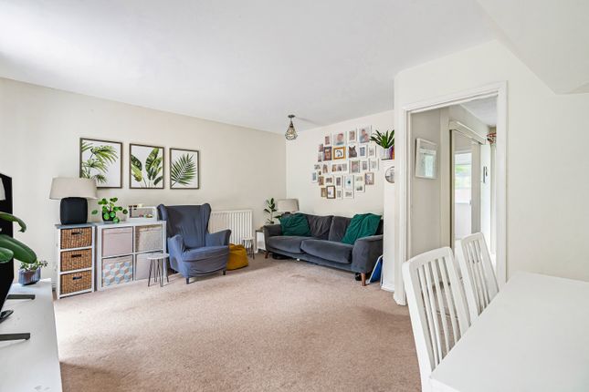 18, Arthur Close, Farnham photo 4