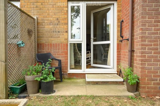 7 Royston Court, Manor Road North, Esher photo 2