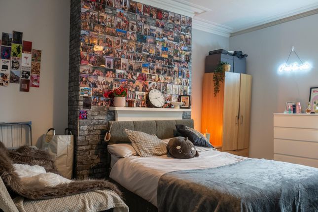 A Cozy And Well-Maintained Bedroom Featuring A Com...