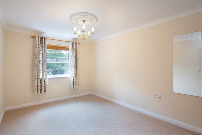 Flat for sale in Harestone Valley Road, Caterham