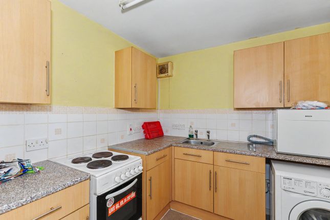 Flat 4A, The Tower Centre, Alvescot Road, Carterton, Oxfordshire, OX18 photo 4