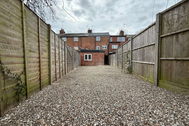 24, Warwick photo 2
