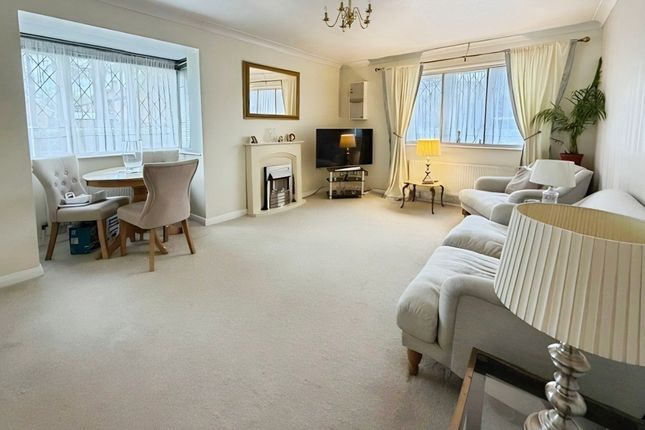 12A,, Newton Court, Windsor photo 2