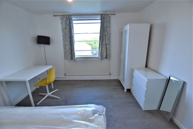 29 Whitby Court, Parkhurst Road, london photo 3