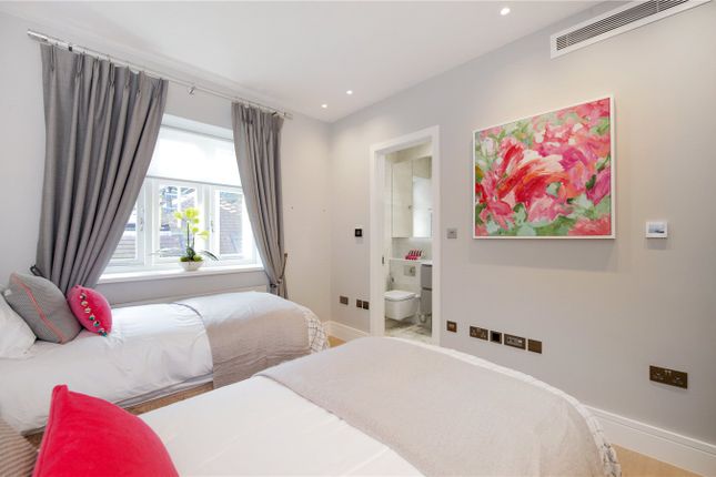 Flat to rent in Lyndhurst Road, London