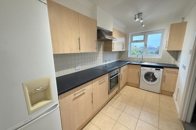 Flat 4 Aston House, Portsmouth Road, Woking photo 4