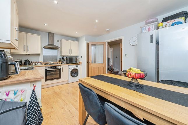 2, Edge Arpers Croft, DEWSBURY photo 4