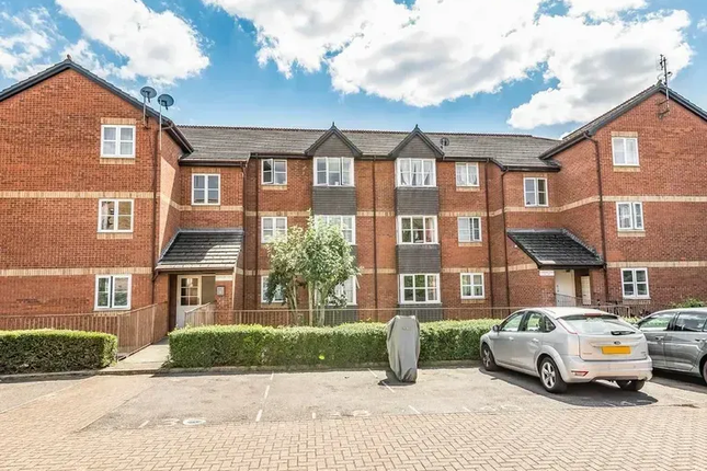 Flat to rent in Stubbs Drive, London