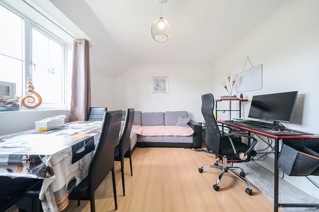27, Hubbards Close, Middlesex photo 4