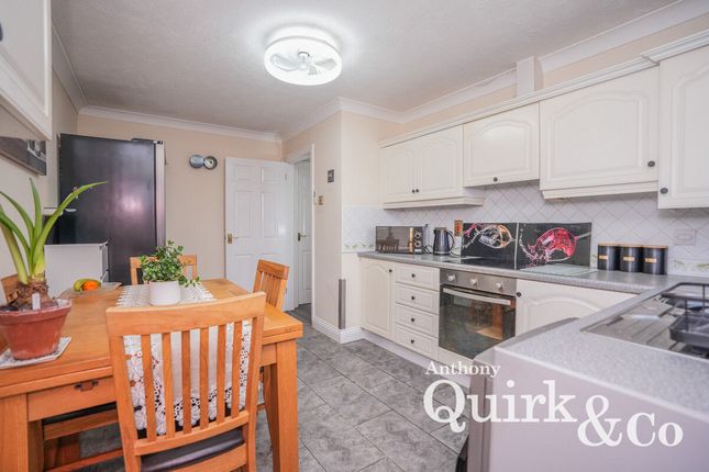 70, Smallgains Avenue, Canvey Island photo 4