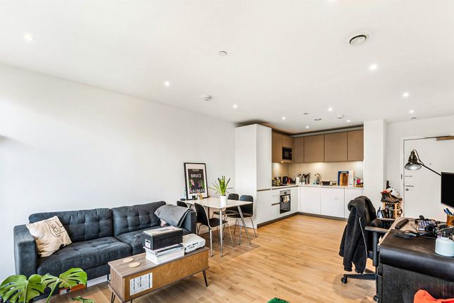 1-bed flat on Kingswood Apartments, 31 Waterline Way, London, £399,999