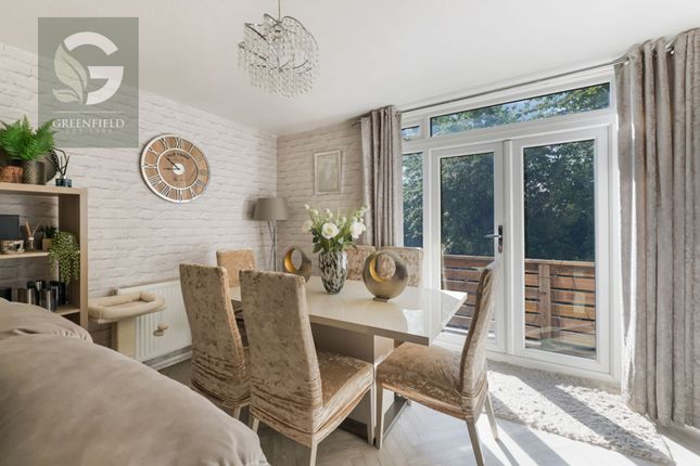 2 Hazel Mead, Epsom photo 4