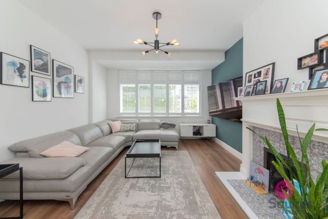 35 Hillcourt Avenue, London photo 2