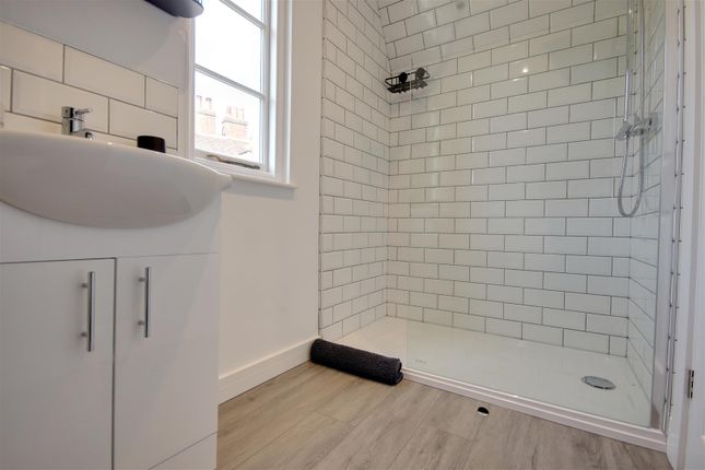 Bathroom 2.Jpg