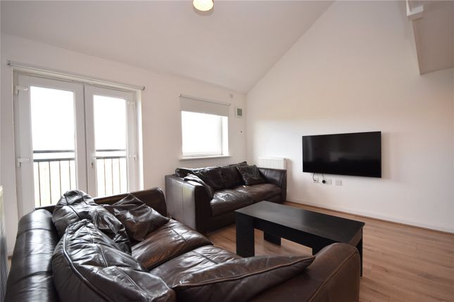 35, Elizabeth Court, Leeds photo 4