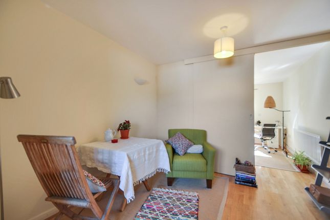 Appleby Court - 1 Bedroom, Newport Road, London photo 4