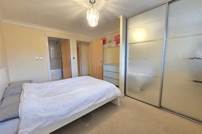 Flat 5 Madison Court, 145, Great North Way, London photo 4