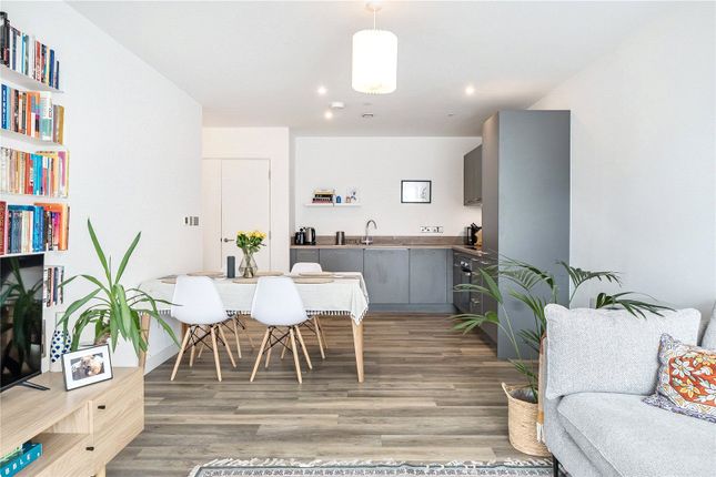 Private SO - Flat 1, 340A, Clapham Road, London photo 2