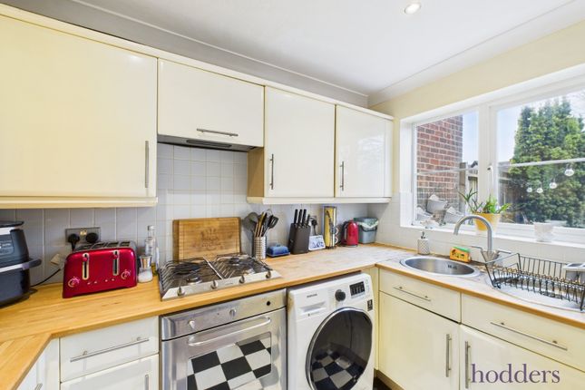 49, Monks Crescent, Addlestone photo 3