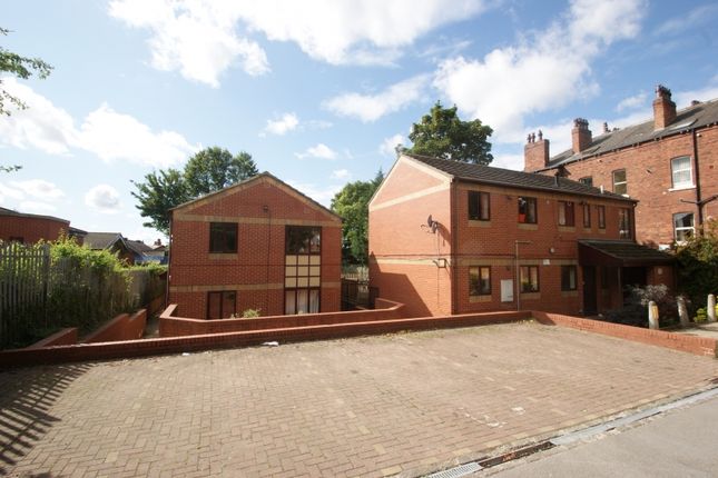 Room to rent in Victoria Court Mews, Hyde Park, Leeds