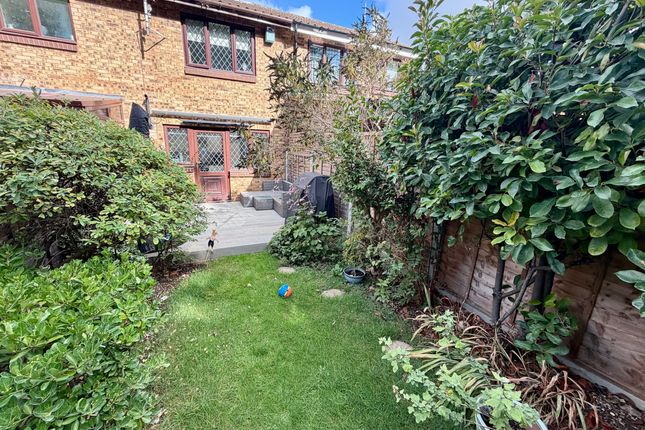 106 Hunters Oak, Hemel Hempstead photo 3