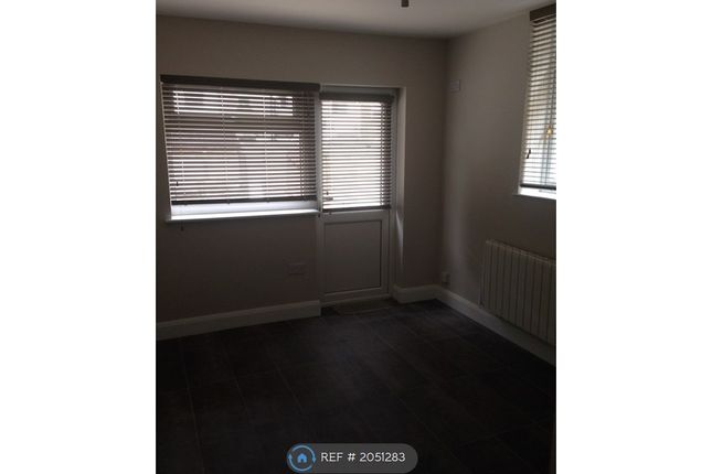 Studio to rent in Yarmouth Road, Watford