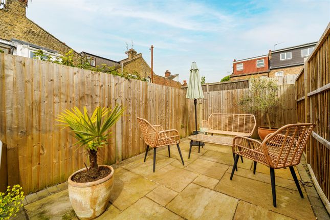 Flat for sale in Murray Road, Ealing