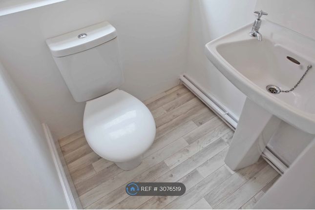 Flat, Queens Road, Beeston, Nottingham photo 5