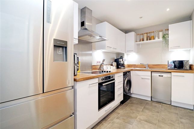 7, Browne Close, Surrey photo 2