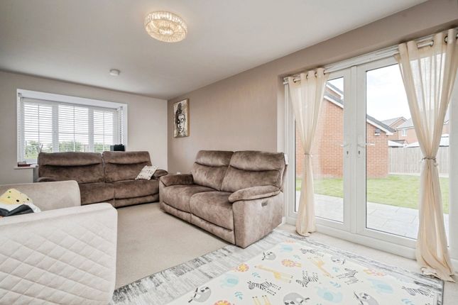 81, Chequerbent Green, Bolton photo 4