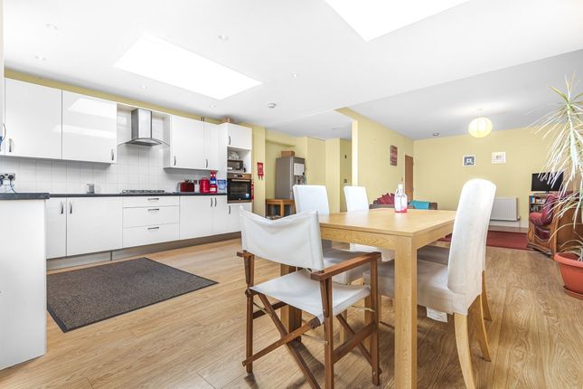 47, Pendennis Road, London photo 4