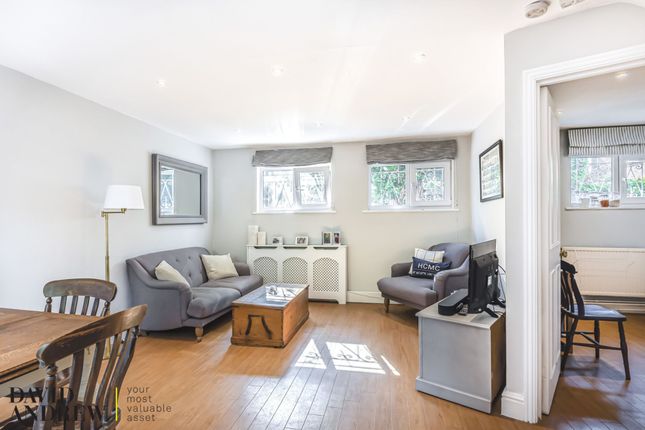 3 Coach House Lane, London photo 4