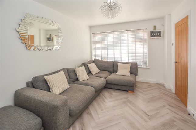 5, Navarre Gardens, Romford photo 4