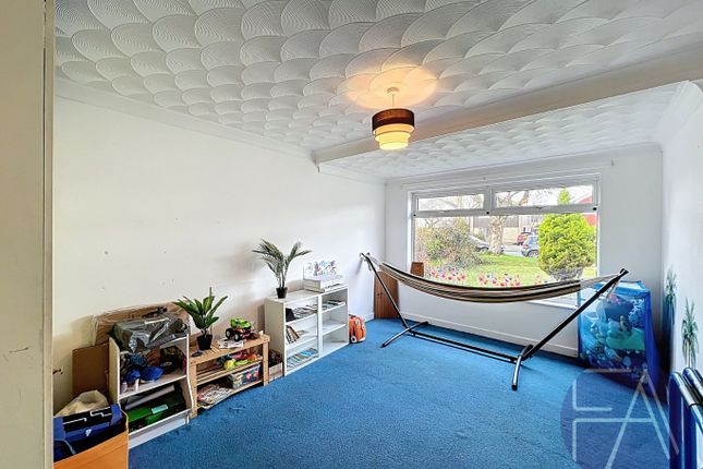 81, Gleneagles Drive, Southport photo 2