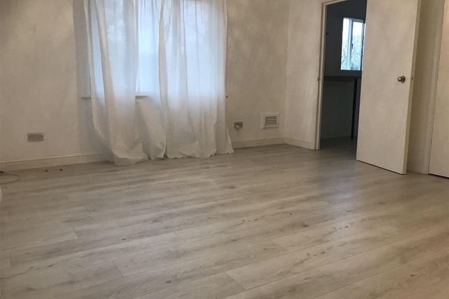 Flat 3, Fairbairn Close, Purley photo 4