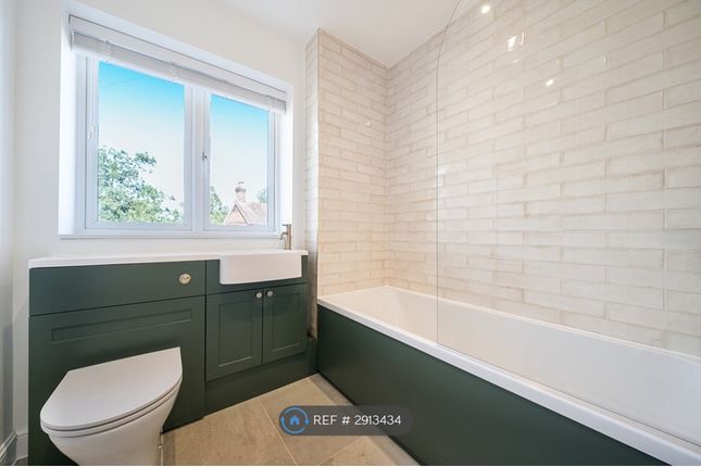 Bramley, Birtley Road Bramley, Guildford photo 3