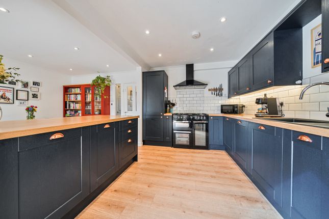 2, Heron Court, Bromley photo 2