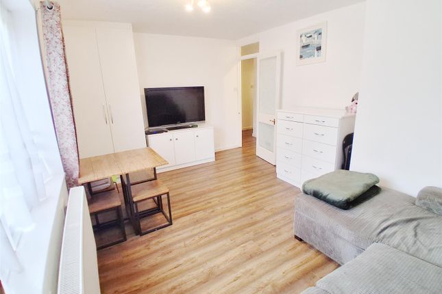 29, Windsor Park Road, Harlington photo 5