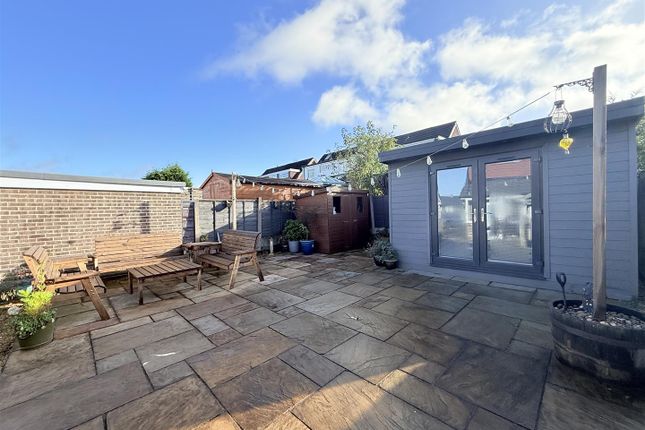 10, Macauley Close, Dukinfield photo 4