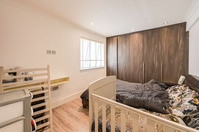 High Road, N22, Turnpike Lane photo 3