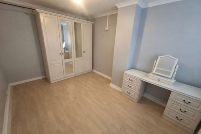 8 Twyn Teg, Neath photo 4