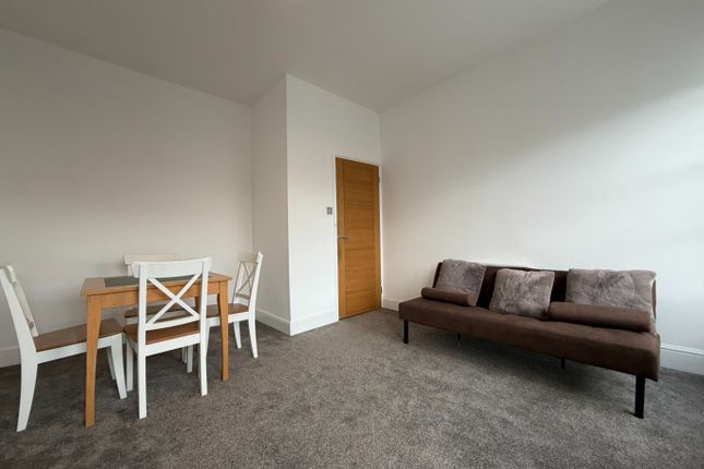 Flat 3, 2-3 The Square, Devon photo 3